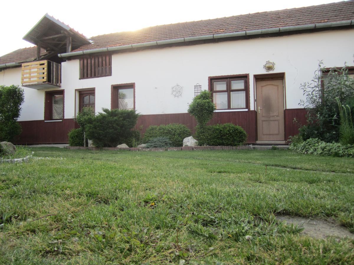 Penzion Bulhary S Vinnym Sklepem Exterior photo